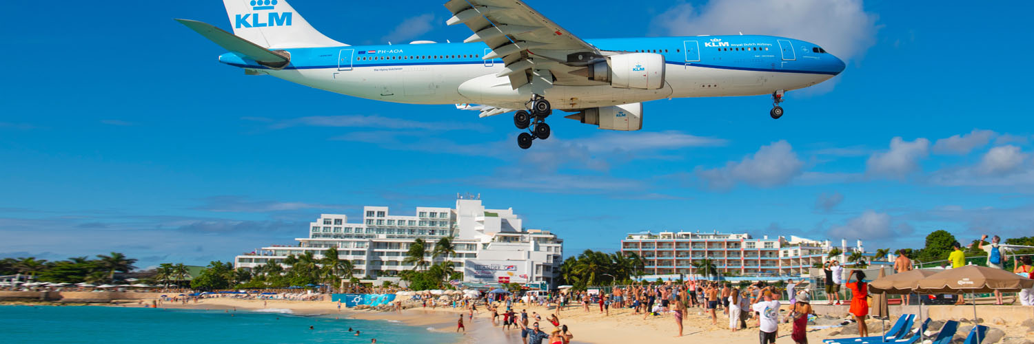 Approche spectaculaire d’un avion sur un aéroport entouré de montagnes