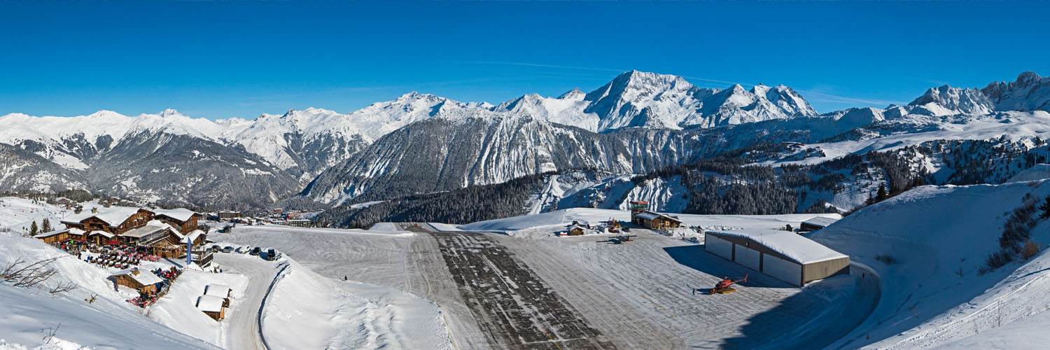 Piste d’aéroport spectaculaire en bord de mer avec relief marqué en arrière-plan