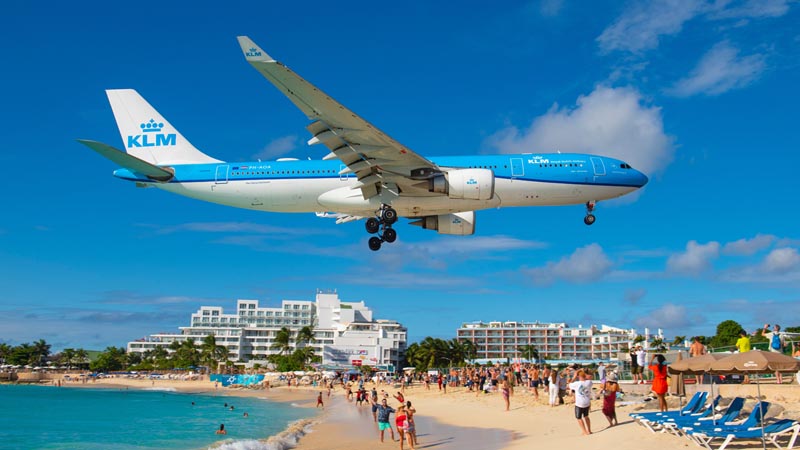 Piste d’atterrissage impressionnante en bord de mer