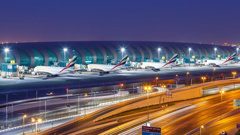 Grand terminal d’aéroport vu de nuit