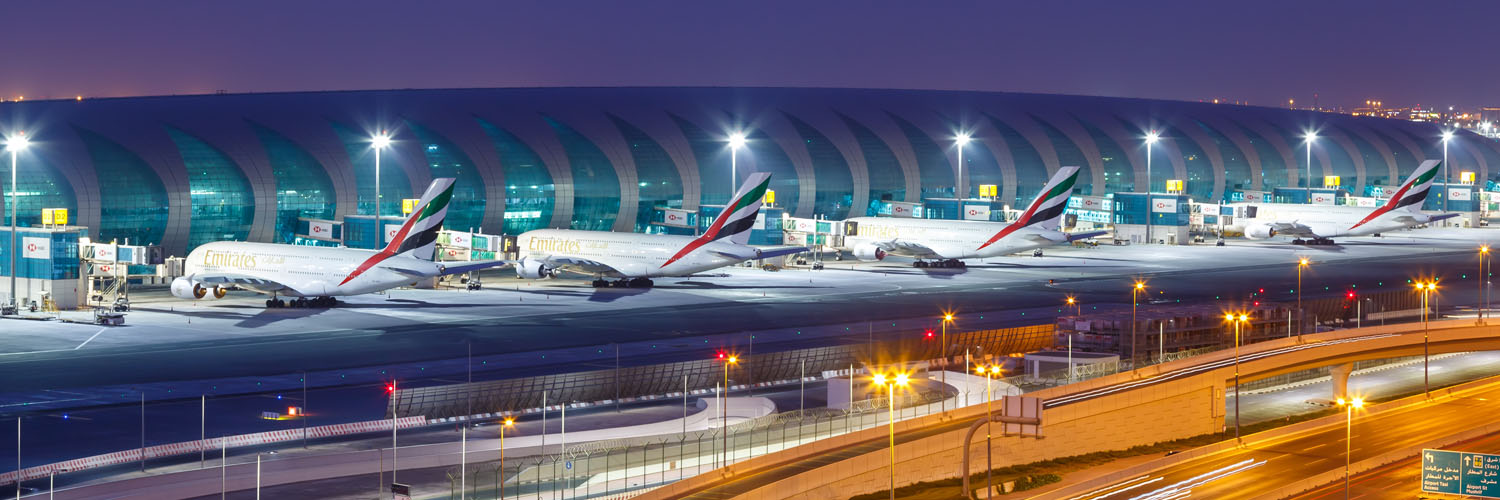 Vue aérienne d’un très grand aéroport international avec plusieurs terminaux et pistes parallèles