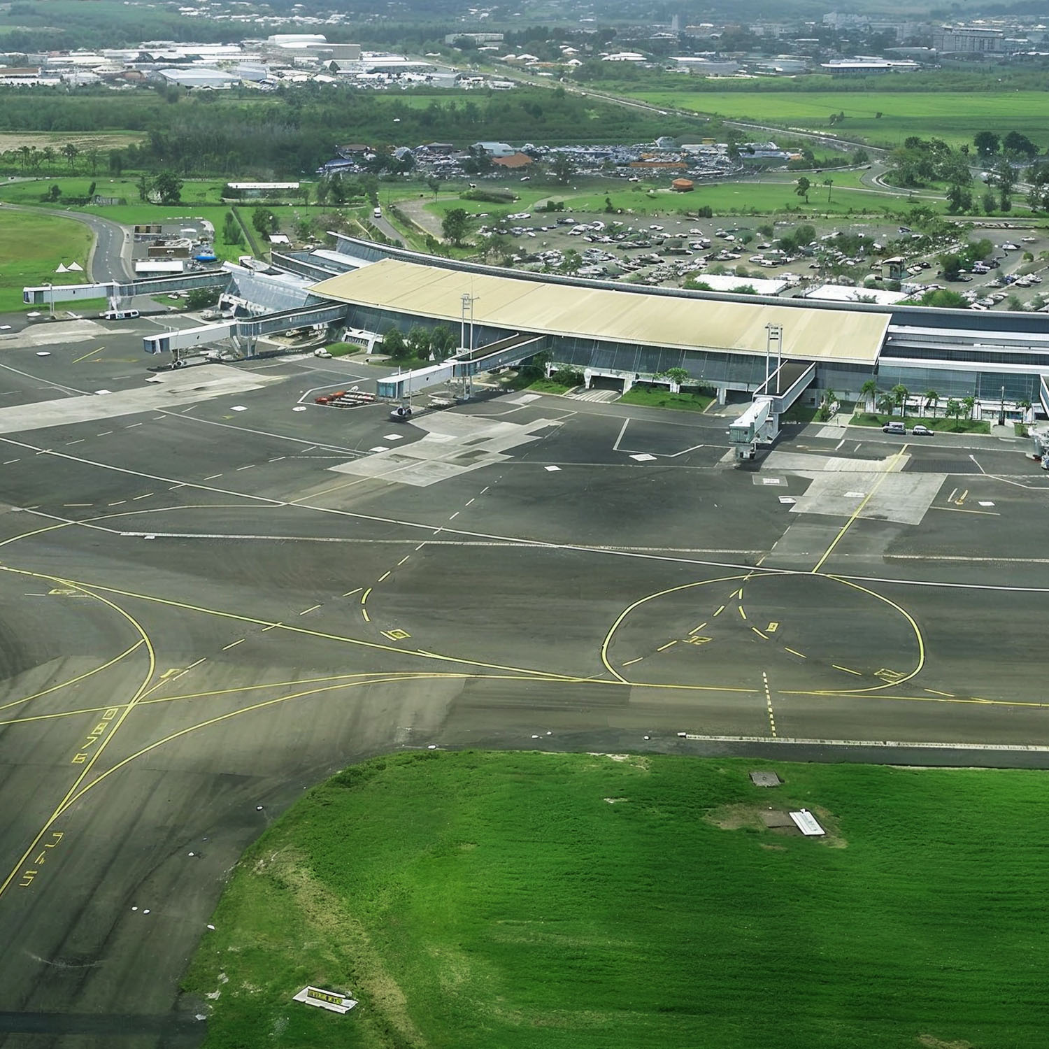 Vue aérienne de l'aéroport de Fort-de-France Aimé Césaire (FDF) en Martinique