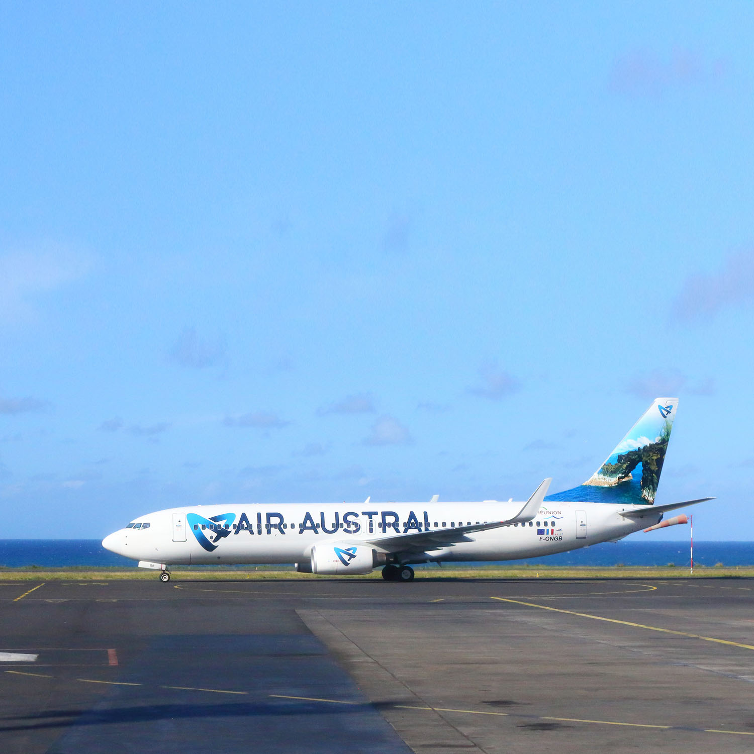 Avion Air Austral au roulage juste avant le décollage de la piste d'aéroport