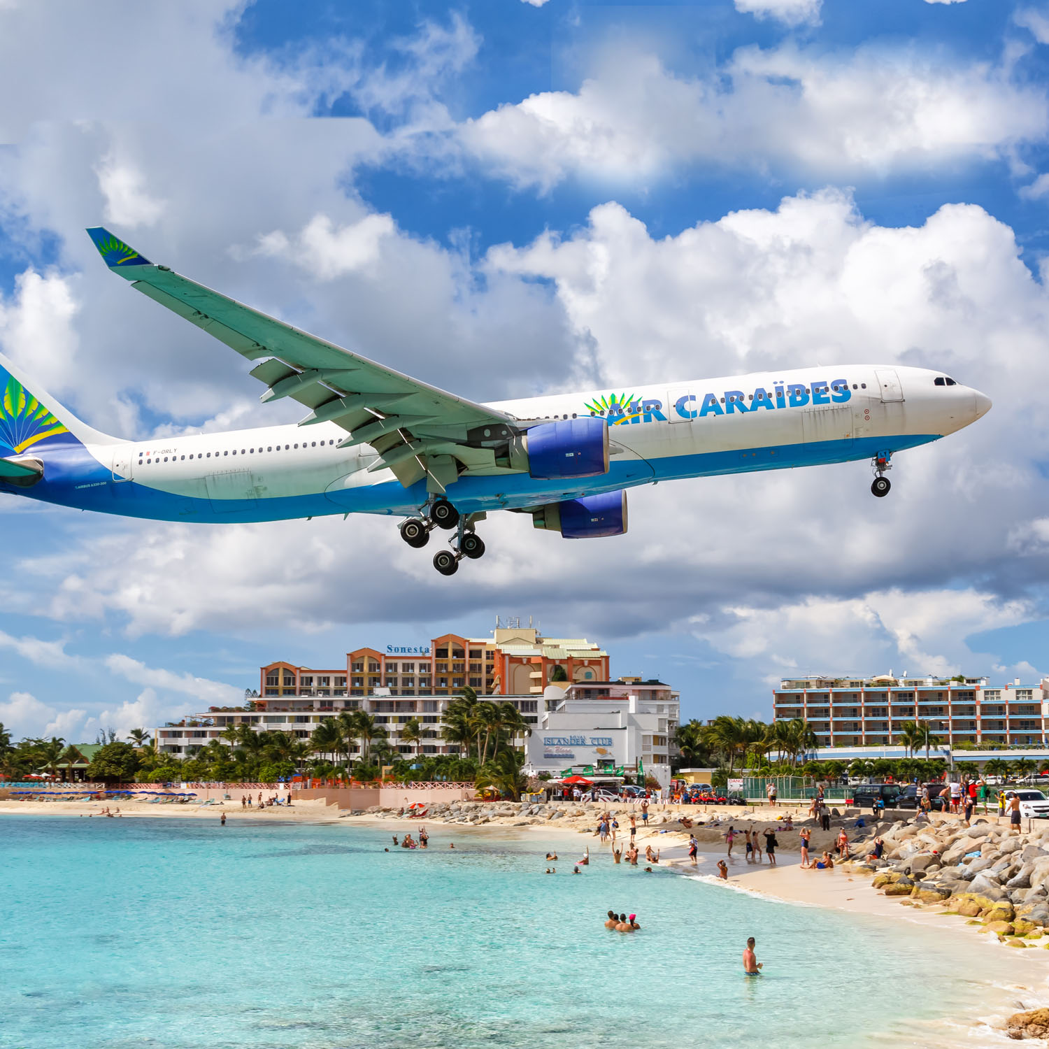 Avion Air Caraïbes aterrissant à l’aéroport de Juliana à St-Martin