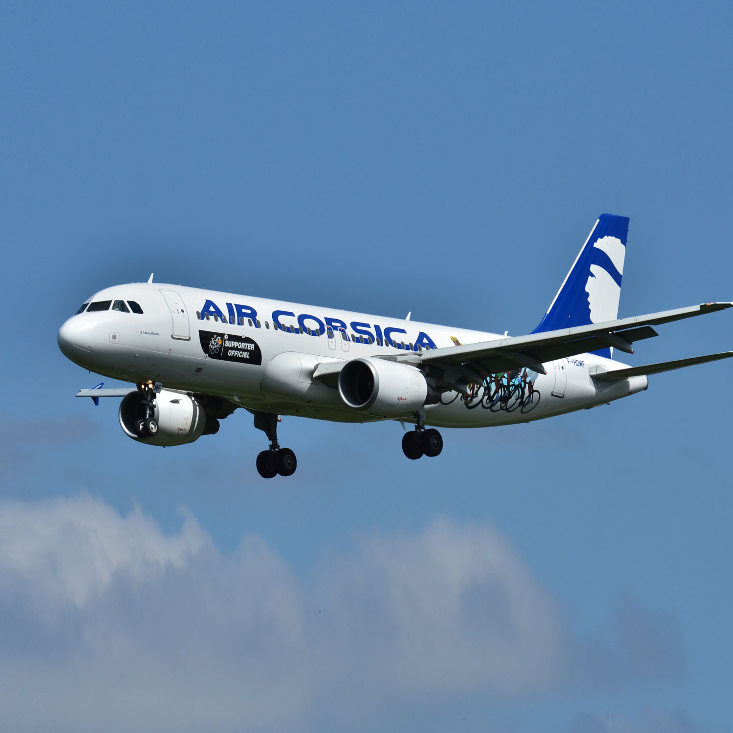 Avion Air Corsica juste après le décollage de l'aéroport