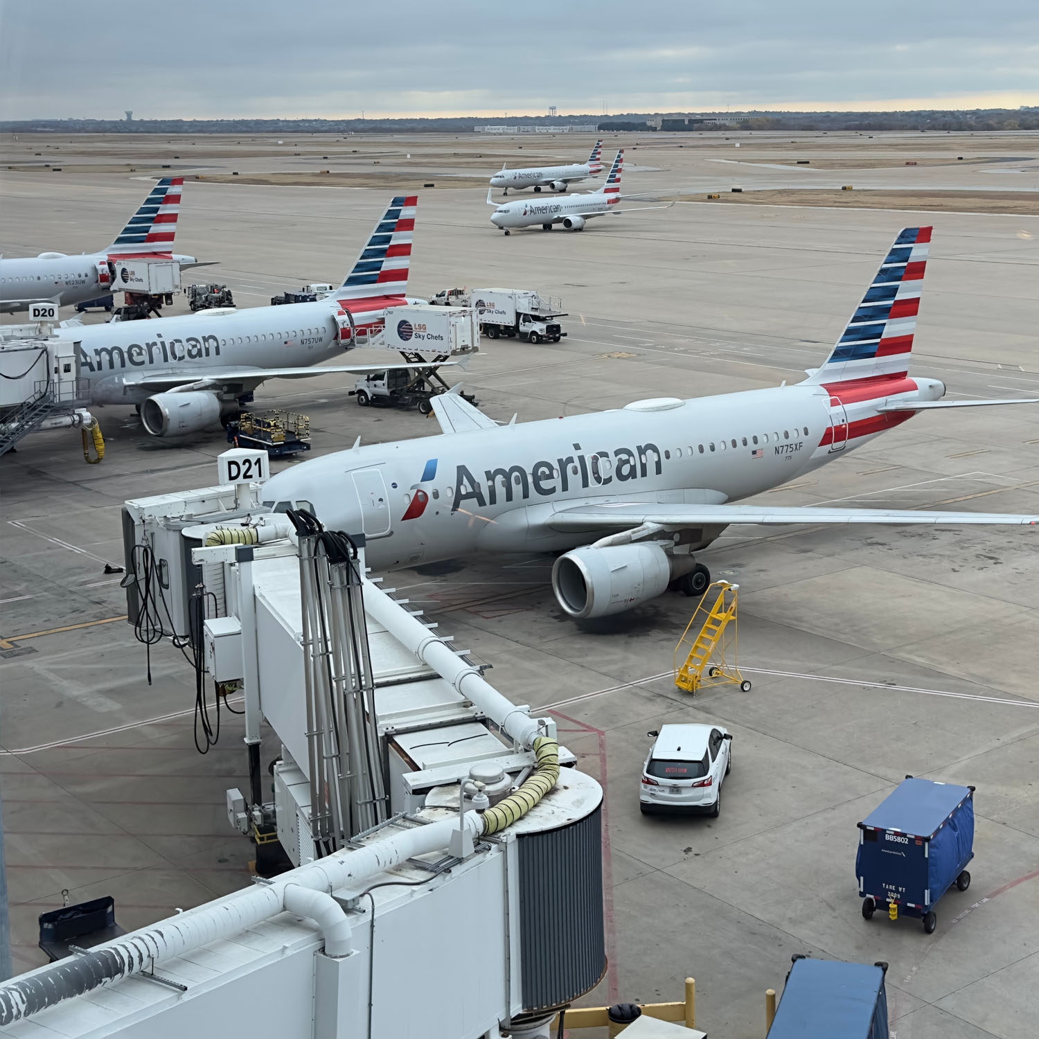 Des avion American Airlines evant un terminal d’aéroport ... aux couleurs du drapeau américain