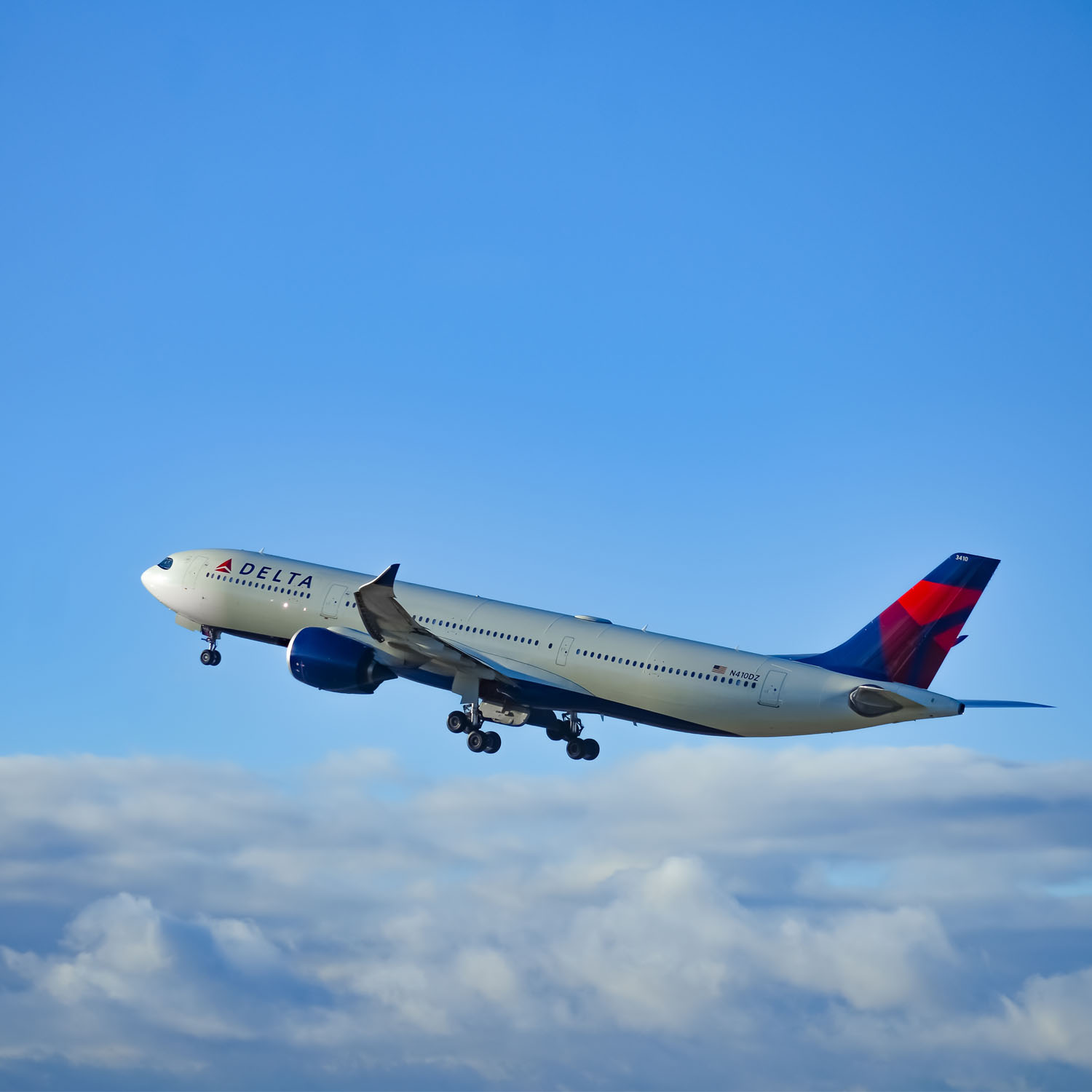 Avion Delta Air Lines au dessus des nuages