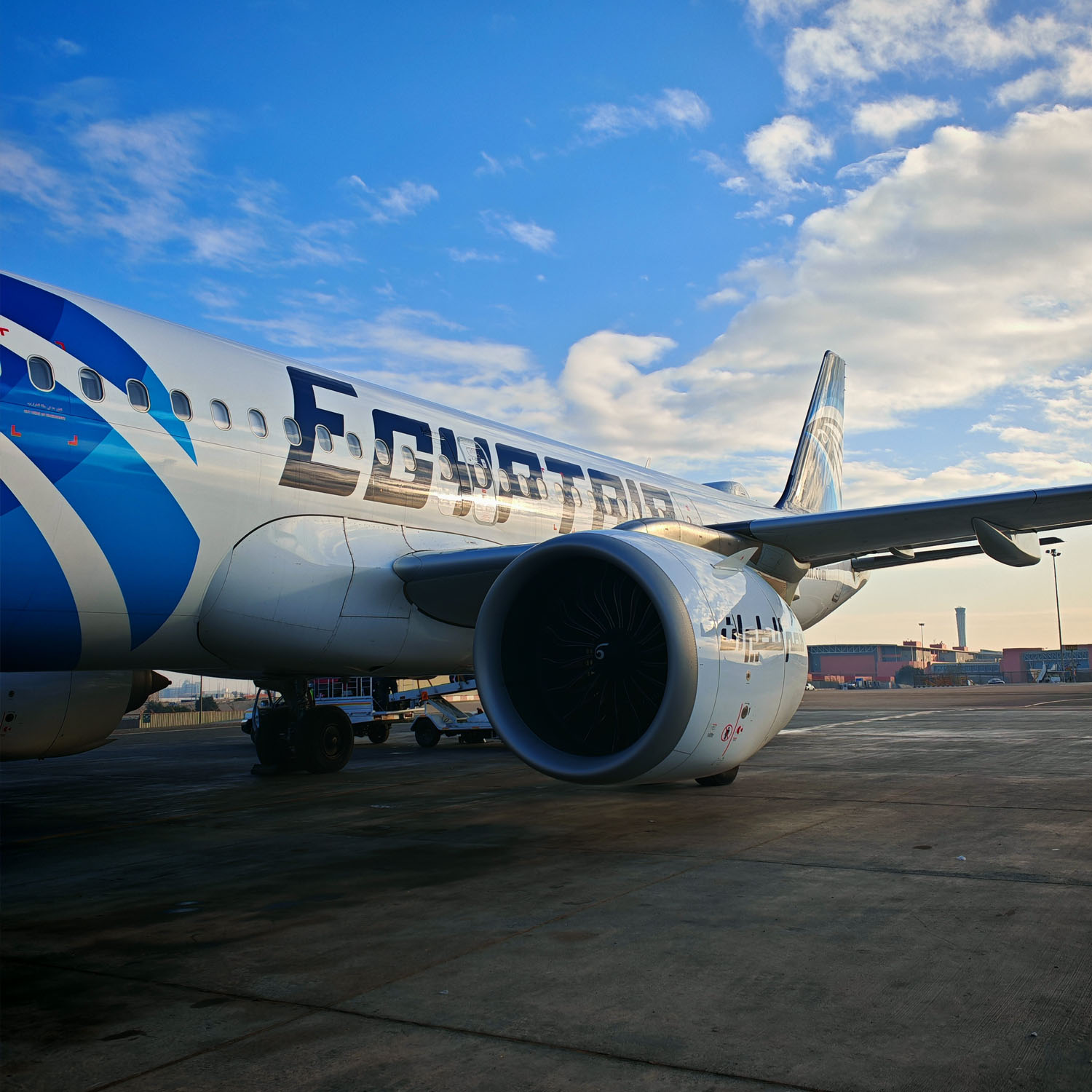 Arrière d'un avion Egyptair sur le tarmac