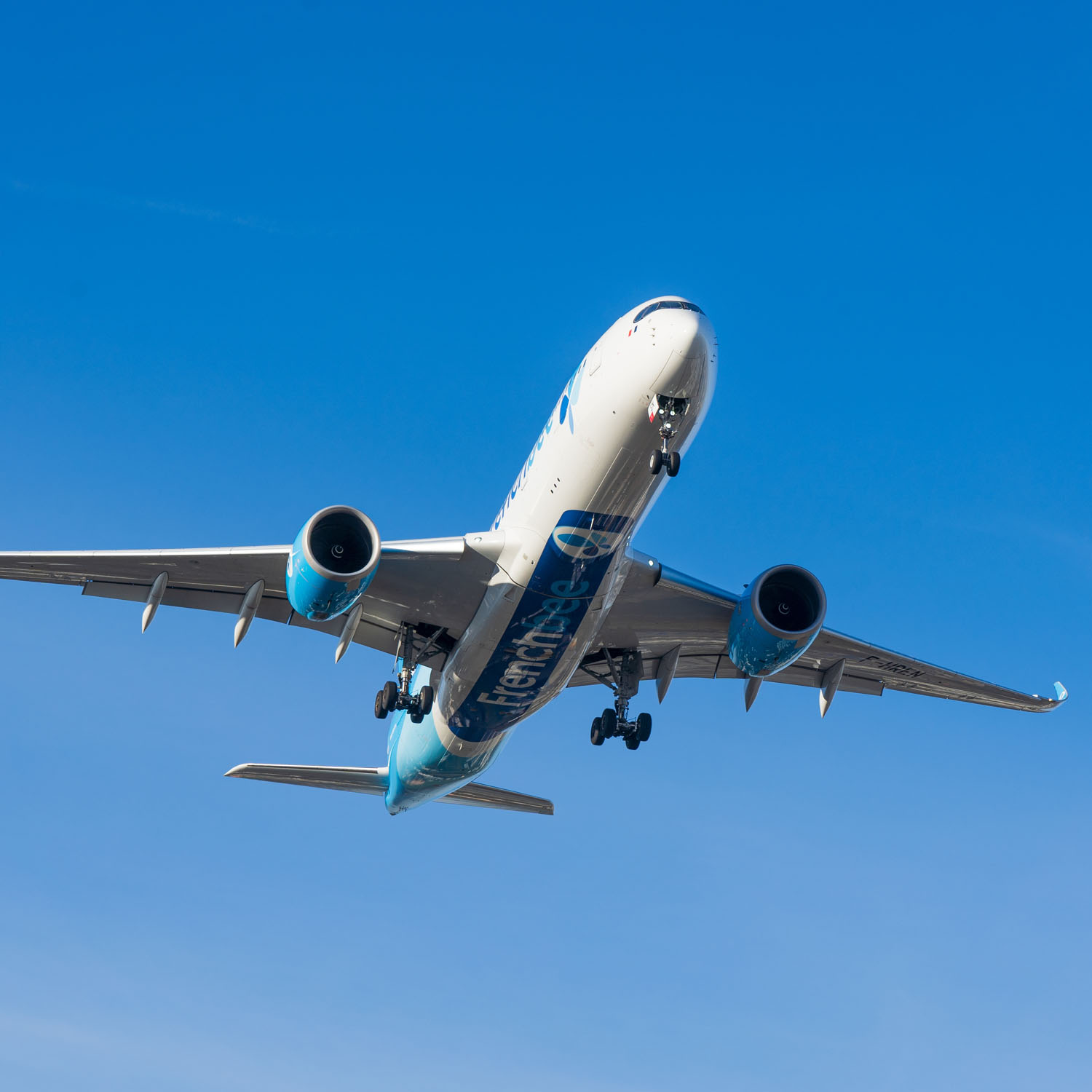 Décollage d'un avion de la compagnie aérienne French bee ...