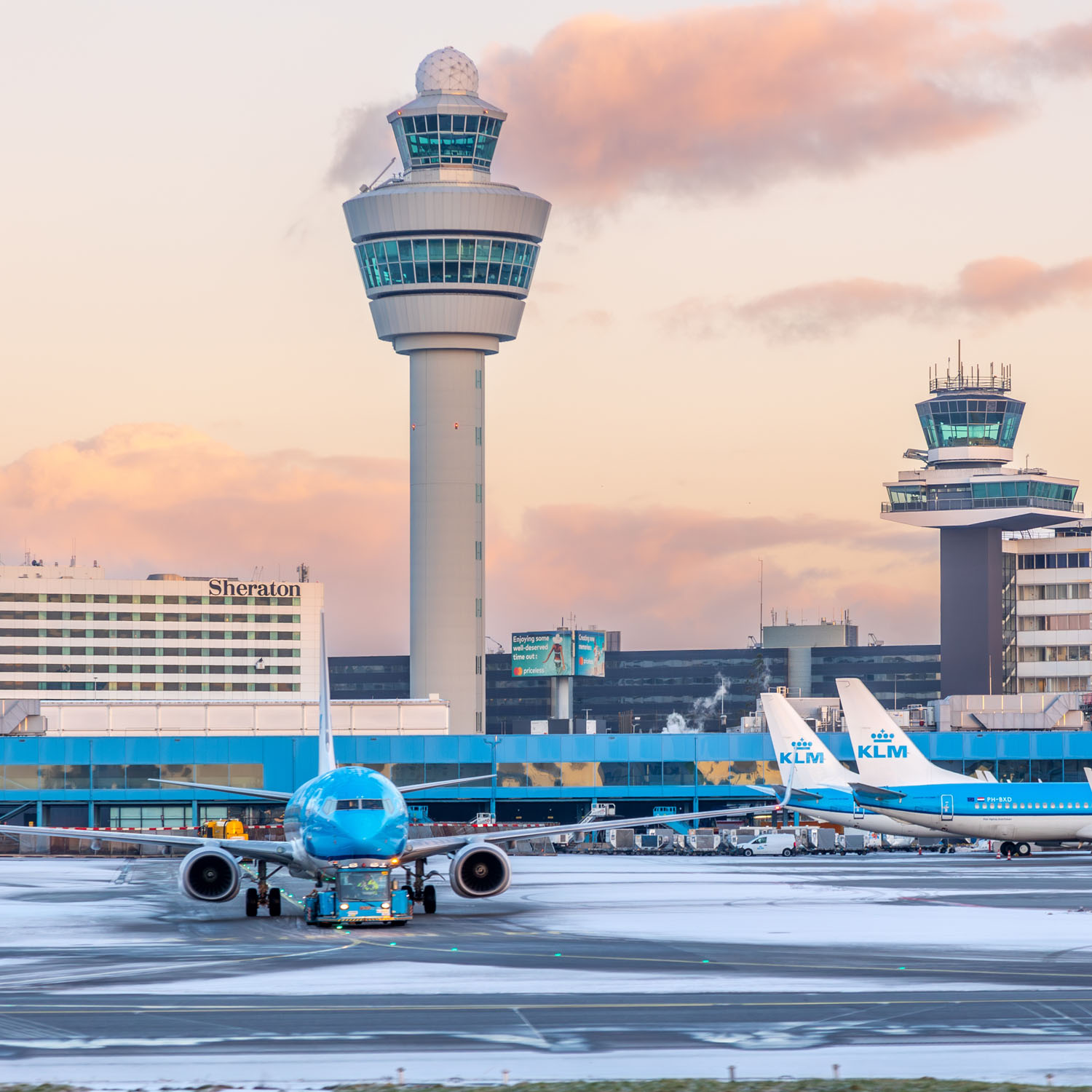 Des avions KLM aux terminaaux de l'aéroport d'Amsteram