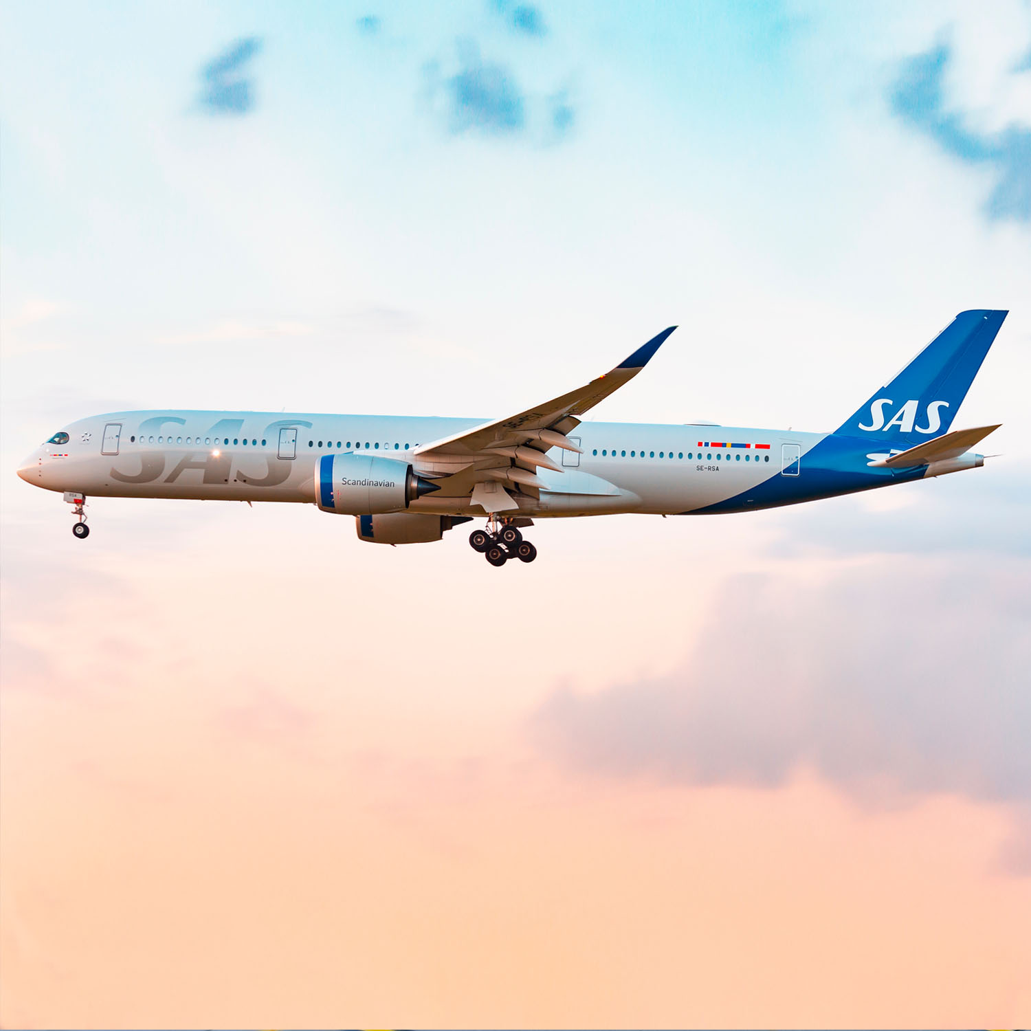 Dans un ciel magnifique, un avion de la compagnie SAS Scandinavian Airlines