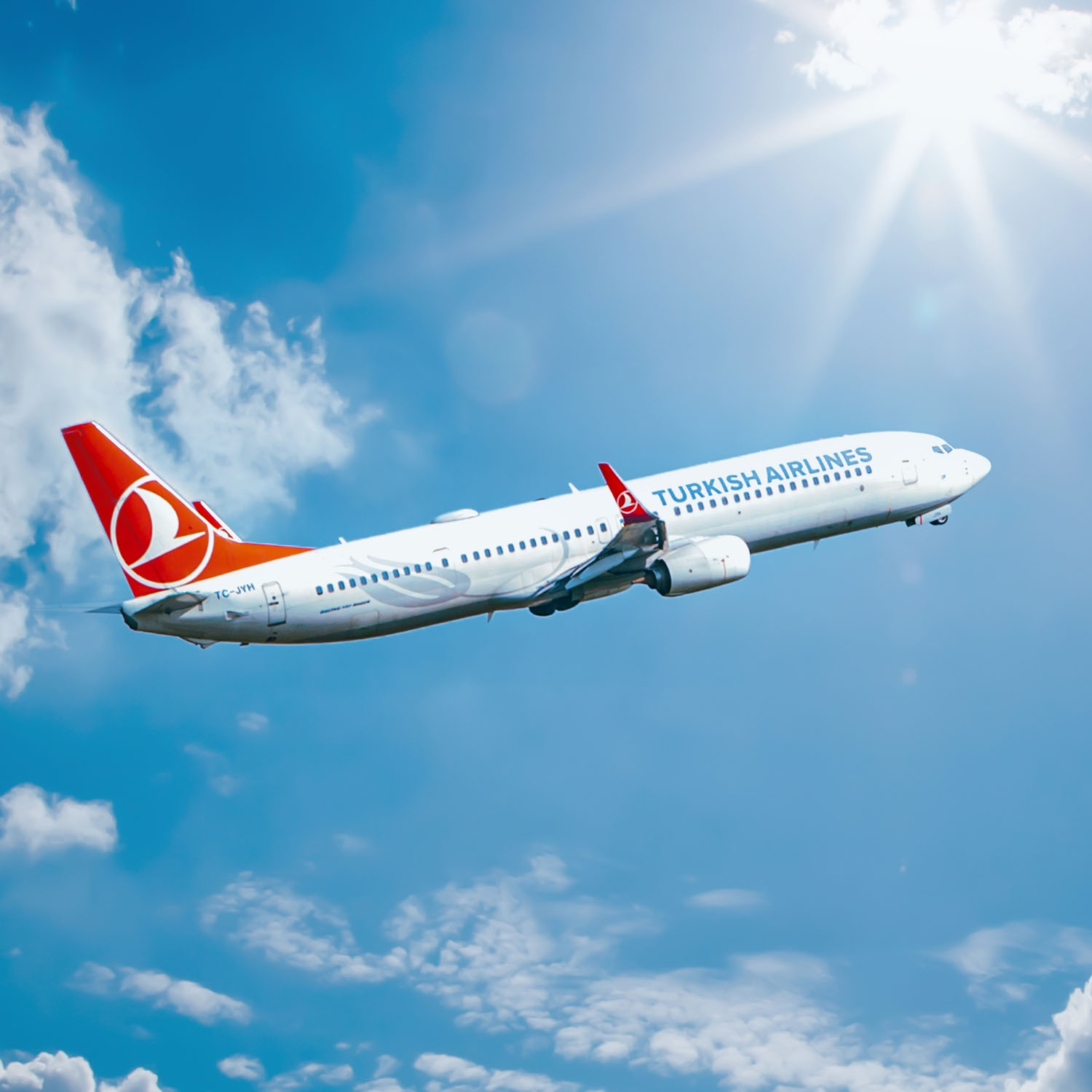 Sous le soleil, un avion Turkish Airlines ...