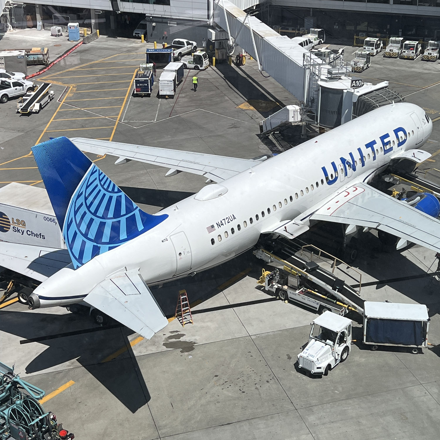 Avion de la compagnie United Airlines devant un terminal d’aéroport