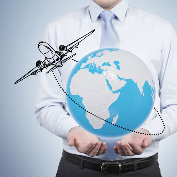 Vue de l’aéroport de Milan Malpensa avec terminaux et avions au sol